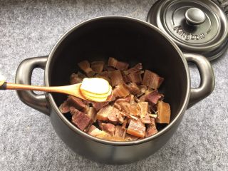 天麻炖火腿肉,添加切好的姜片，去火腿肉腥味儿。