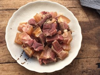 天麻炖火腿肉,煮过水的火腿肉沥干水分，放盘中待用。