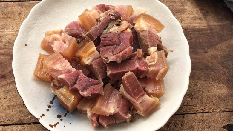 天麻炖火腿肉,煮过水的火腿肉沥干水分，放盘中待用。