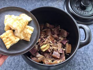 天麻炖火腿肉,天麻一起倒入砂锅中。