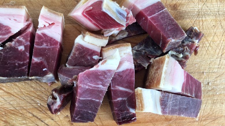 天麻炖火腿肉,火腿肉清洗干净用刀切成小块，方便食用。