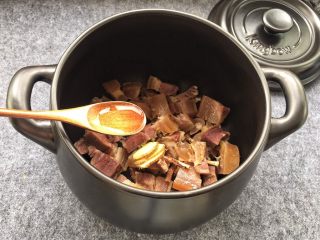 天麻炖火腿肉,添加2勺料酒去腥。