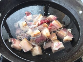 天麻炖火腿肉,锅中倒入清水，水可以多放些，火腿肉倒入锅中。