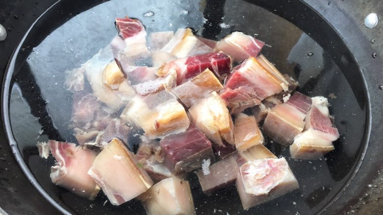 天麻炖火腿肉,锅中倒入清水，水可以多放些，火腿肉倒入锅中。