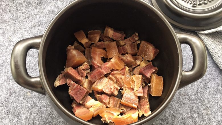 天麻炖火腿肉,火腿肉倒入砂锅中。