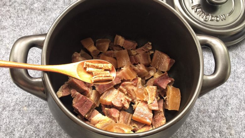 天麻炖火腿肉,放入五指毛桃根，添加五指毛桃根可以增加肉香味。