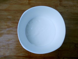 奥利奥酸奶盆栽,先把一杯酸奶倒入准备放盆栽的杯中。