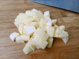 奥利奥酸奶盆栽,苹果削皮切成小块。（最后切苹果是为了防止苹果过早氧化）