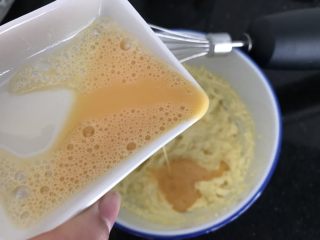 腰果小酥饼,30g分蛋液分2次加入打发的黄油里，打发均匀（第一次加一半）