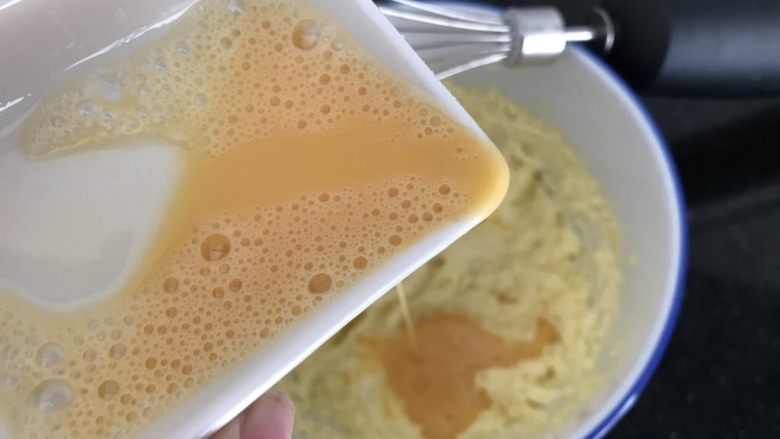 腰果小酥饼,30g分蛋液分2次加入打发的黄油里，打发均匀（第一次加一半）