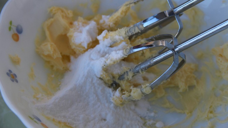 双色冰淇淋曲奇,分两次加入糖粉低速打