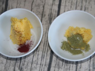 双色冰淇淋曲奇,把红曲粉和抹茶粉分别放入两个碗中