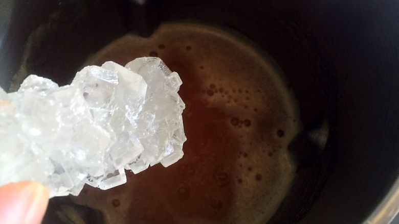 #冬喝暖饮夏吃冰#山楂汁,放入冰糖至融化，冷却后饮用。