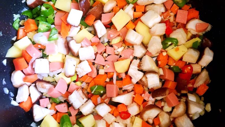 五颜六色焖饭,将切好蔬菜丁、肉丁、葱姜蒜末放入锅中
