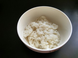 五彩炒饭,准备剩米饭一碗。