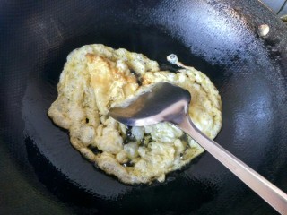 五彩炒饭,鸡蛋打散并倒入烧热的锅内，并将鸡蛋炒散。