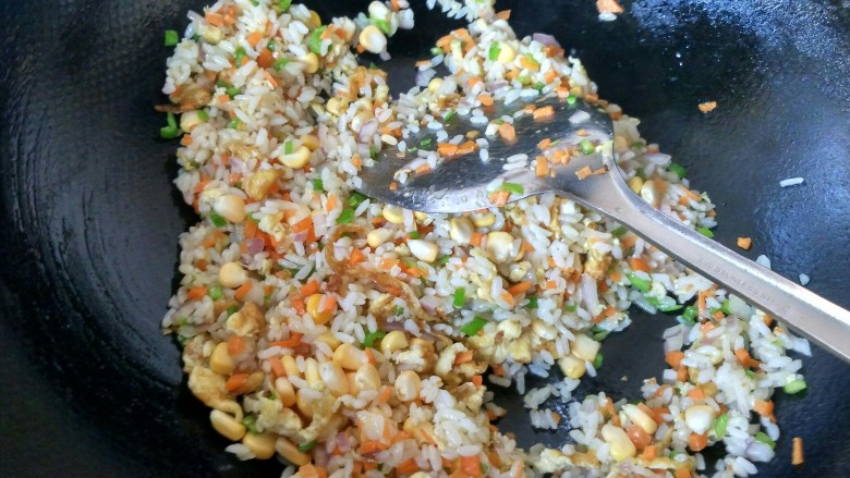 五彩炒饭,将玉米粒，洋葱，青椒，倒入锅中，翻炒。