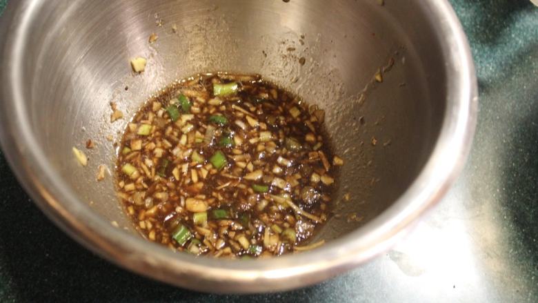 香酥排骨,所有腌料材料放入碗钵，拌匀调好。