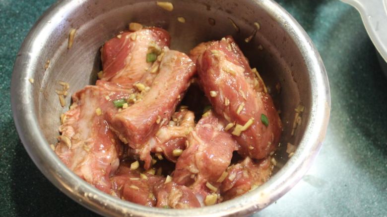 香酥排骨,将排骨放入腌料中，抓匀，放入冰箱腌渍数小时或隔夜。