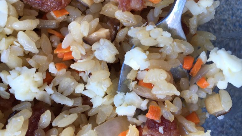 #剩米饭的百种做法#芝士鸡翅包饭,拿勺子挖些米饭和芝士