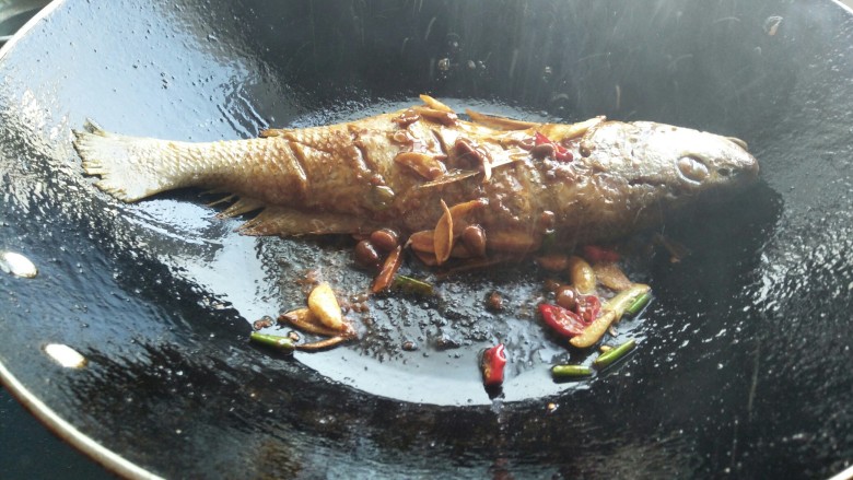 酱香同鱼,腌好的同鱼倒入锅中，两面均煎一下