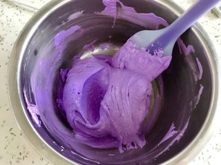 法式紫色马卡龙,用刮刀切拌均匀。