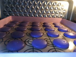 法式紫色马卡龙,放入预热好的烤箱180度4-5分钟。