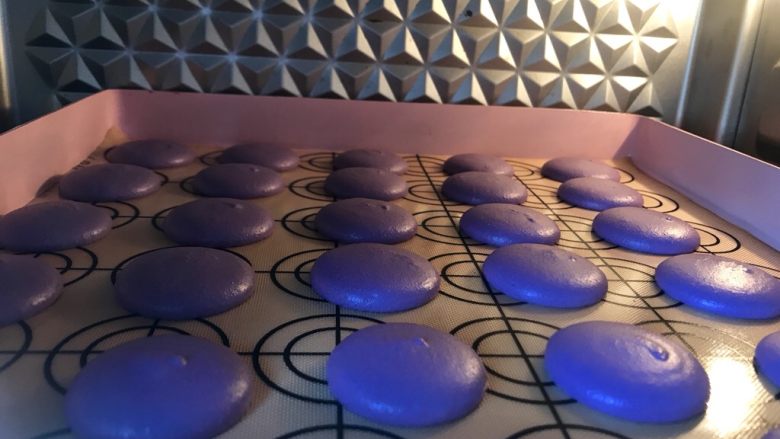 法式紫色马卡龙,放入预热好的烤箱180度4-5分钟。