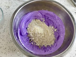 法式紫色马卡龙,加入一半的杏仁粉和糖粉的混合物。
