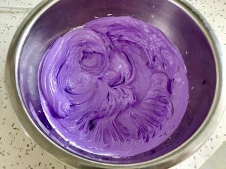 法式紫色马卡龙,搅打均匀。