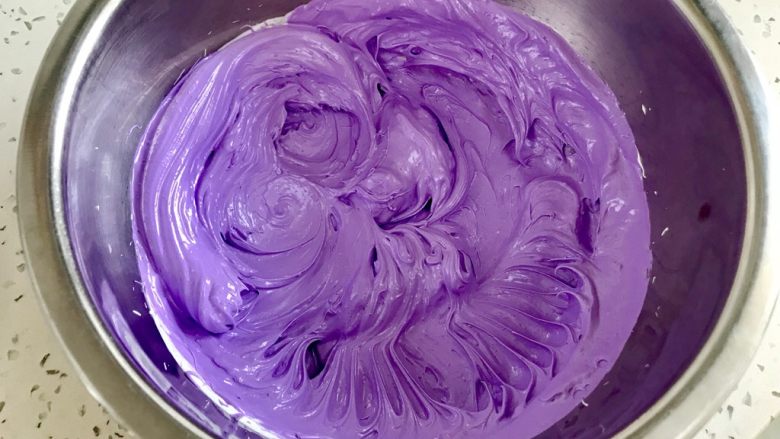 法式紫色马卡龙,搅打均匀。