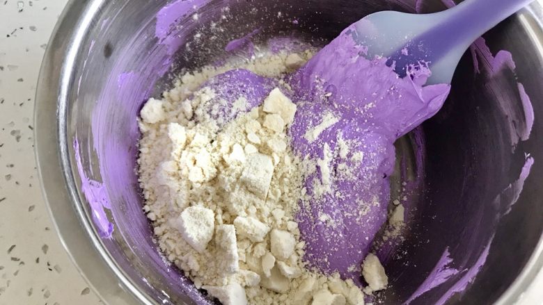 法式紫色马卡龙,加入另一半的杏仁粉和糖粉的混合物。