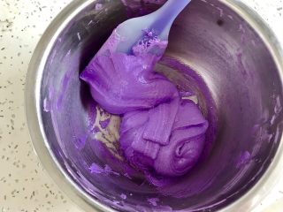 法式紫色马卡龙,用刮刀切拌均匀后开始抄底翻拌，直到翻拌到挑起面糊顺利淌下，也就是所谓的呈丝带状飘落。