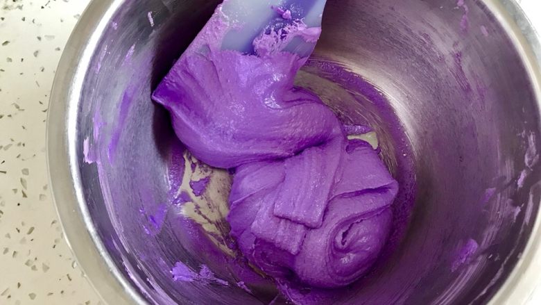 法式紫色马卡龙,用刮刀切拌均匀后开始抄底翻拌，直到翻拌到挑起面糊顺利淌下，也就是所谓的呈丝带状飘落。