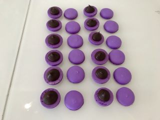 法式紫色马卡龙,一样大小的放在一起开始夹馅，我做了两盘，一盘夹馅巧克力的一盘夹馅抹茶的。