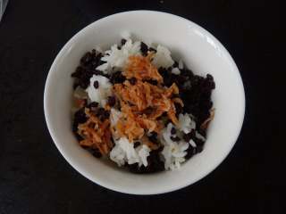 培根杂粮饭卷,把洗过的虾米与双色米饭放一起