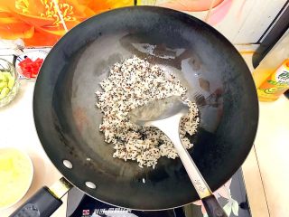 黄金牛油果藜麦炒饭,倒入藜麦米饭，翻炒片刻，尽量打散米饭！