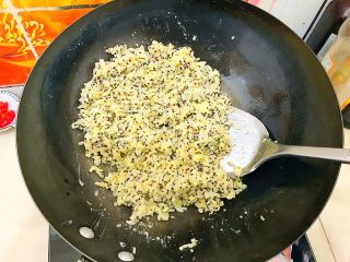黄金牛油果藜麦炒饭,一开始会有一点湿，给点耐心，翻炒三四分钟之后米饭粒就会颗粒分明了！