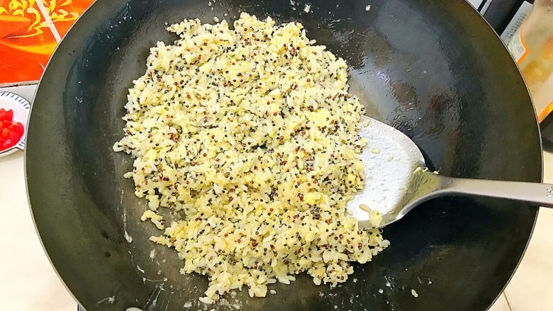 黄金牛油果藜麦炒饭,一开始会有一点湿，给点耐心，翻炒三四分钟之后米饭粒就会颗粒分明了！