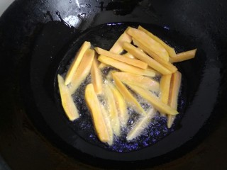 麻辣香锅,锅中放入适量植物油，下入红薯条，炸至焦黄