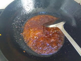 麻辣香锅,锅中多余的油倒出，留适量底油，倒入麻辣香锅调料炒出红油