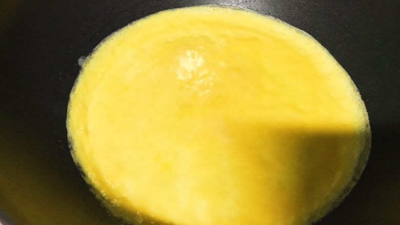 零失败的蛋包饭，隔夜饭的春天,<a style='color:red;display:inline-block;' href='/shicai/ 9'>鸡蛋</a>打散，倒入锅中，旋转锅柄，使蛋液成均匀圆形。