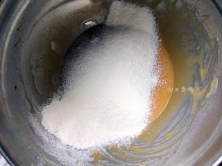 焦糖戚风,筛入一半面粉拌匀。