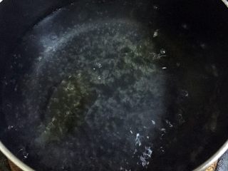 黑椒牛排炒意面,水烧开加入适量橄榄油和盐。