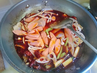 水煮龙利鱼,加开水，煮沸以后，加点老抽，盐，加入之前抄水的菜，煮熟。