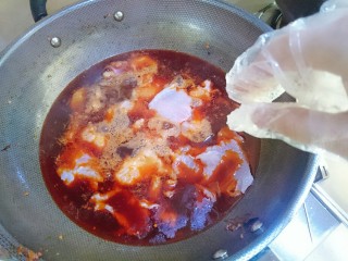水煮龙利鱼,现在开始煮鱼啦，鱼要一片一片平铺到汤里。
鱼快煮好的时候，另起锅烧点热油。