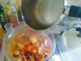 水煮龙利鱼,鱼煮好以后，连汤一起倒入事先已经垫低素菜的碗里，撒上辣椒面，淋上热油。
