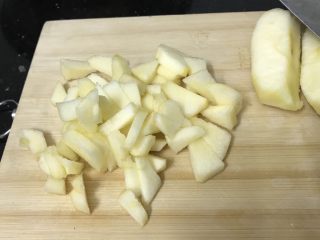 苹果酱～自制更安全,切小块，我切得大，为赶时间！
可以切小些，方便煮