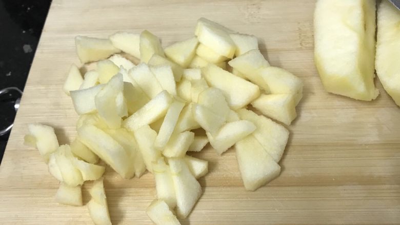 苹果酱～自制更安全,切小块，我切得大，为赶时间！
可以切小些，方便煮