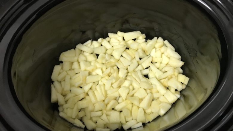 苹果酱～自制更安全,砂锅里先一层苹果粒